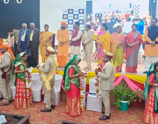 मध्य प्रदेश की राजधानी भोपाल में वरिष्ठ नागरिक मंच कलार समाज की ओर से सामूहिक विवाह का आयोजन किया या जिसमें छह जोड़ों ने एक दूसरे का हाथ थामा।