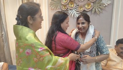 यूपी शासन के मंत्री रविंद्र जायसवाल की धर्मपत्नी श्रीमती मंजू जायसवाल का अभिनंदन करतीं राष्ट्रीय महिला अध्यक्ष श्रीमती पूनम चौधरी गुप्ता एवं उपाध्यक्ष श्रीमती सुशीला चौकसे। 